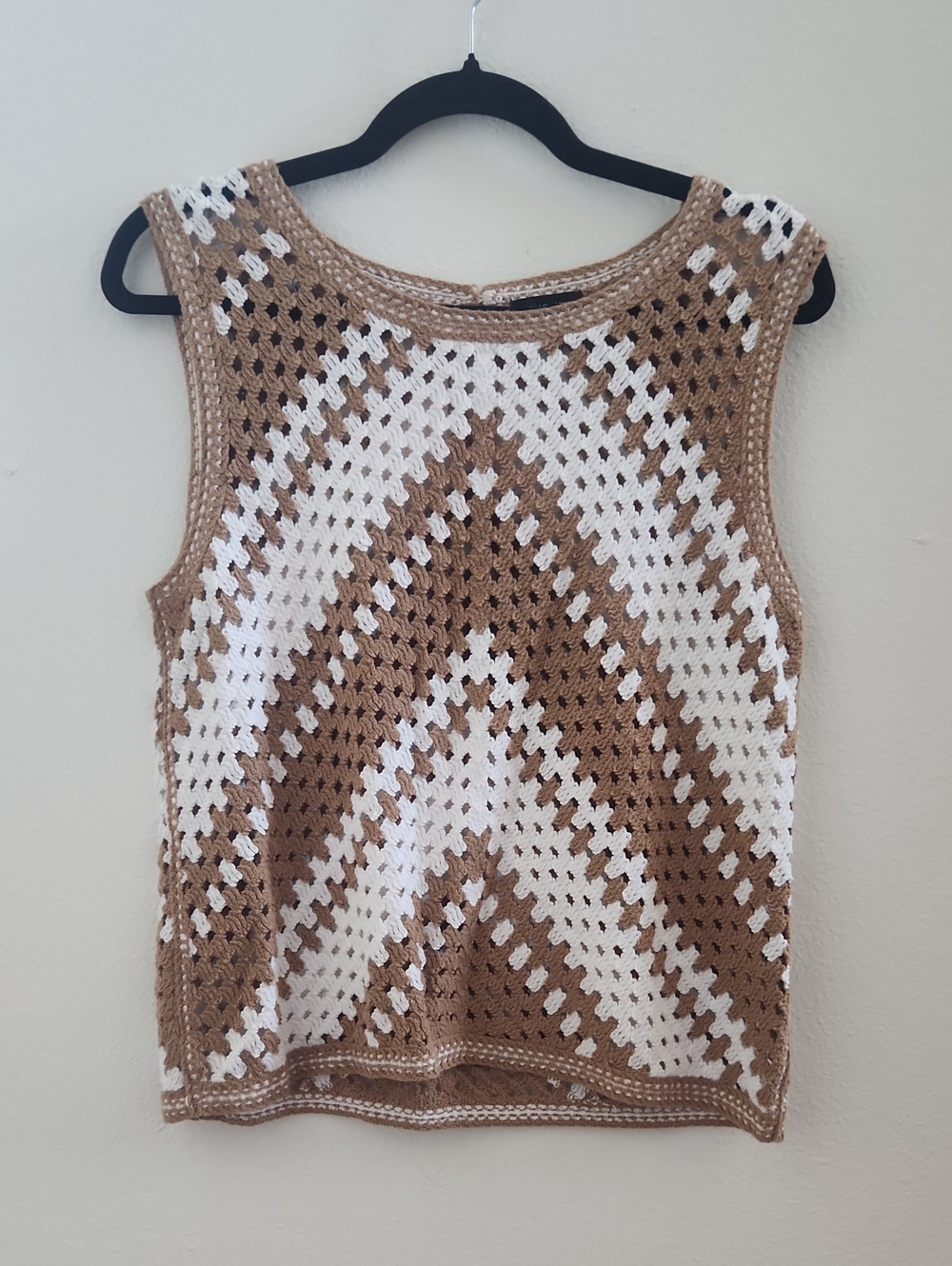 Halogen Crochet Chevron Sleeveless Knit Top - White and Brown
